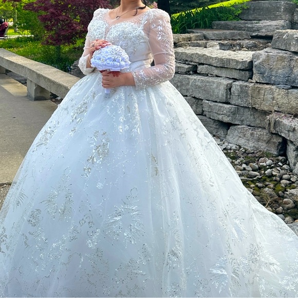 White colour Wedding Dress size medium - Picture 6 of 6